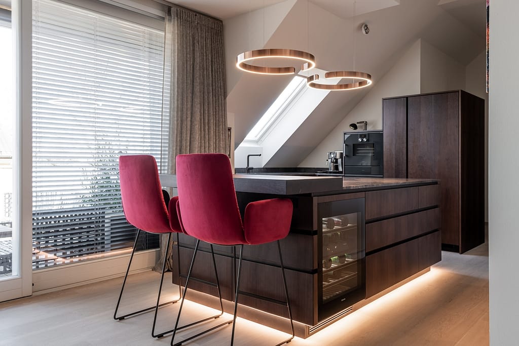 Tischleriküche mit Occio Mito Lampen und KFF Stühle von M-Studio Reiter