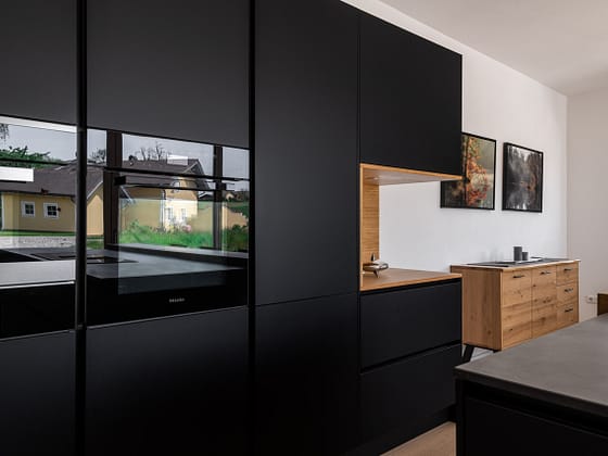 Schwarz Küche mit Holz