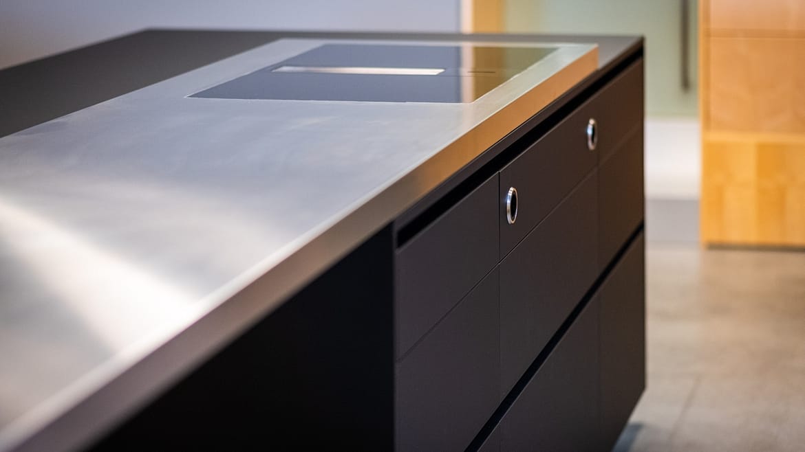 Edelstahloberfläche auf der Küche im M-Studio Reiter